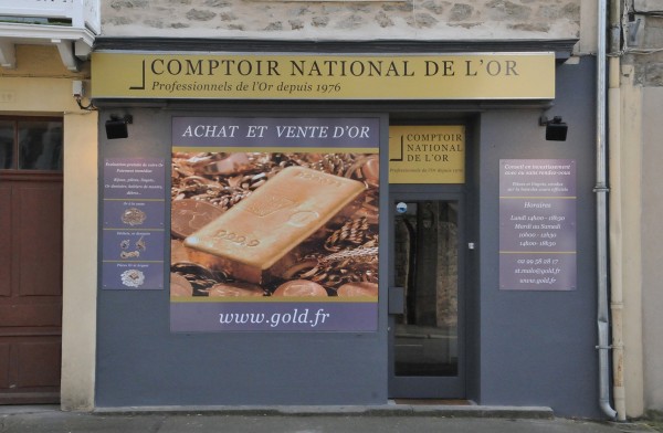 SIGNALÉTIQUE & ENSEIGNES : Vitrines avec décor adhésif<br>(opaque, dépoli et translucide) à Saint-Malo
